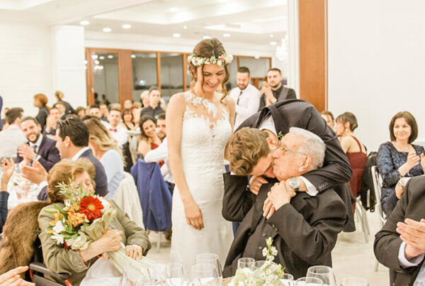abuelos boda 600x403 - Cómo sorprender a los abuelos el día de la boda