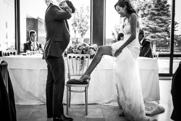 ¿Por qué las novias llevan liga el día de su boda? novias liga 600x403 - ¿Por qué las novias llevan liga el día de su boda?