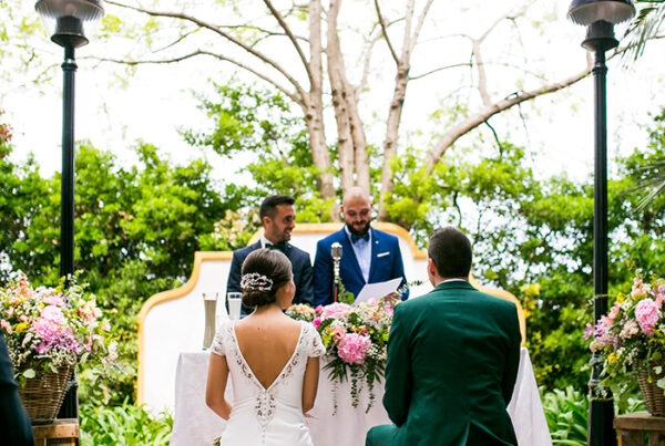 oficiante boda civil 600x403 - ¿Quién puede ser el oficiante para una boda civil?