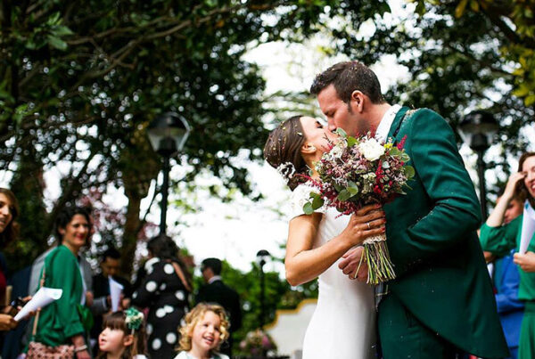 prueba vestido novia 600x403 - ¿Quién debe y quién no acompañarte a la prueba del vestido de novia?